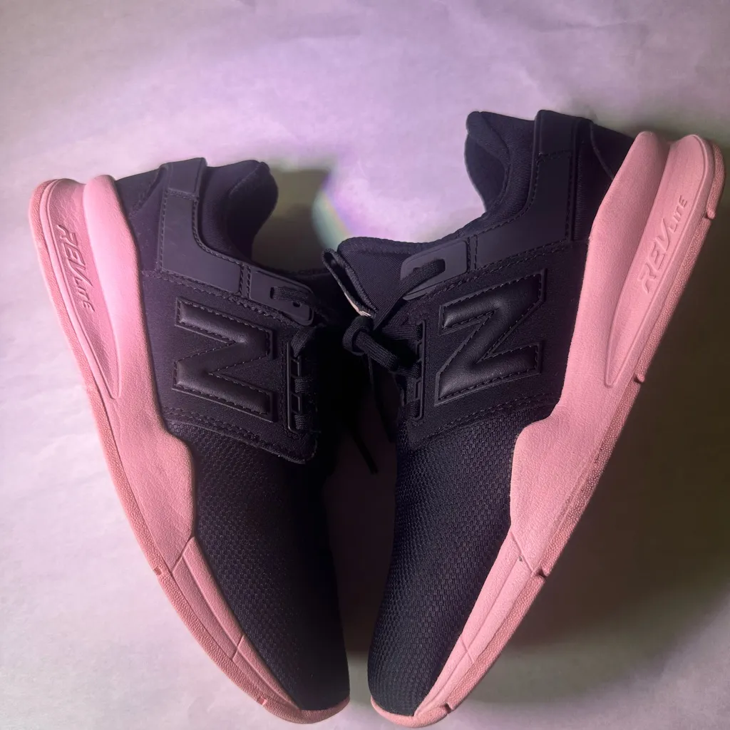 New Balance Women's Sneakers in Black and Pink - Image 7