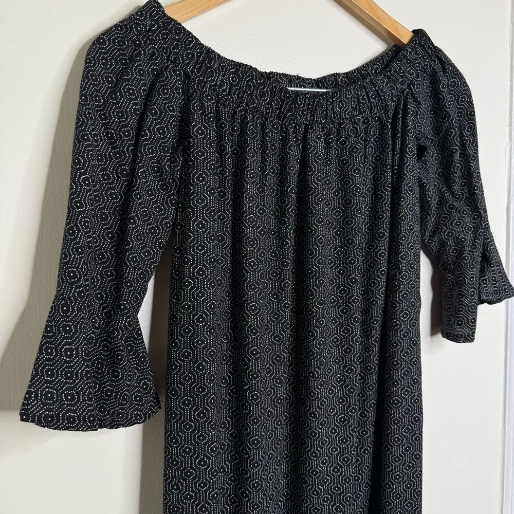 Old Navy Black Geometric Shift Dress Woman’s Sz XS Off the Shoulder Bell Sleeve - Image 4