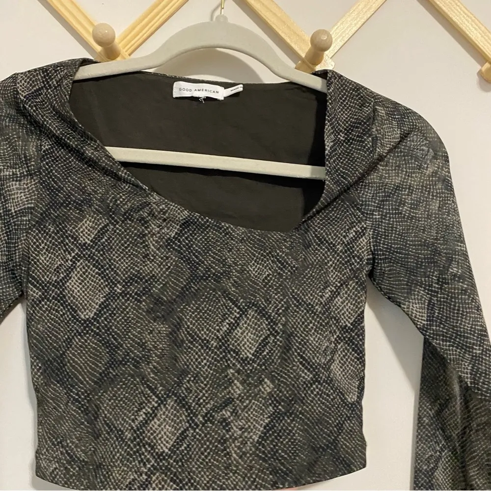 Good American Snakeskin Long Sleeve Crop Top - Image 5