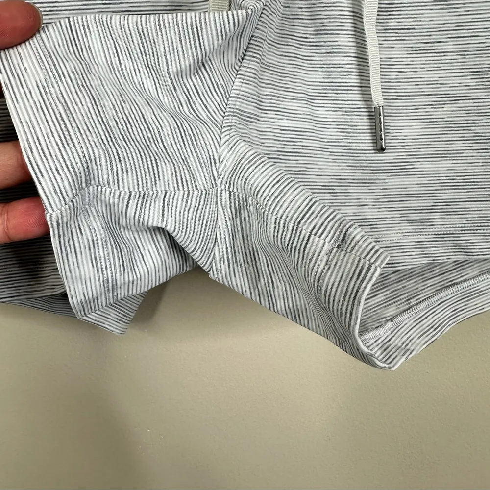 Lululemon On The Fly Shorts 2.5" Womens 4 in Wee Are From Space W7AT0S - Image 3