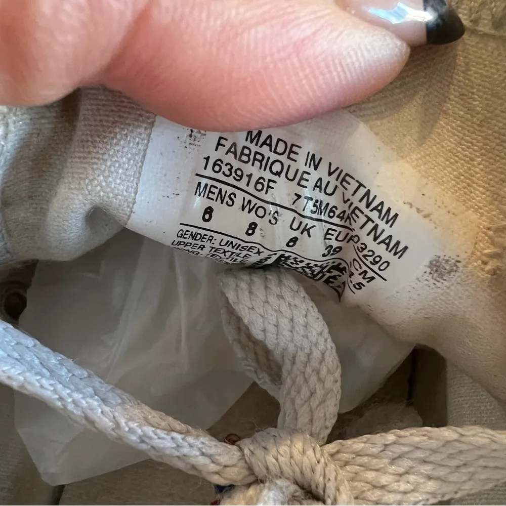 x Hello Kitty Chuck Taylor White All Star Low Top. Size W 8, M 6 - Image 8