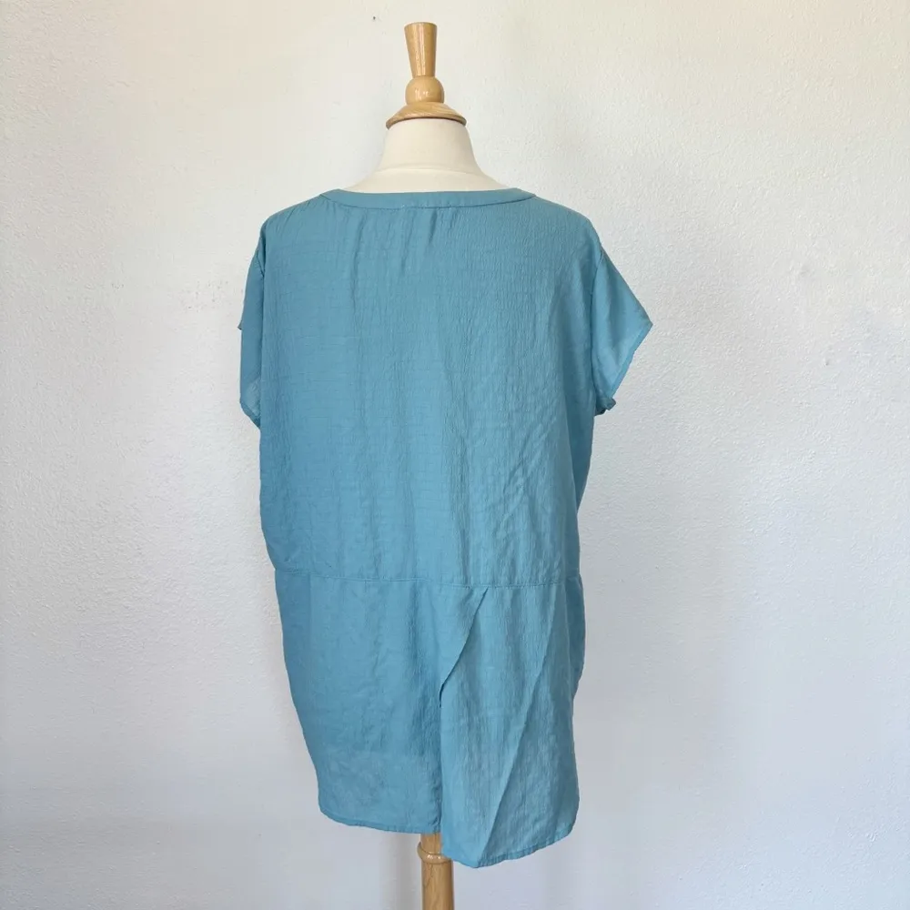 Jane and Delancey Solid Blue V-Neck Short Sleeve High Low Envelope Hem Blouse - Image 3