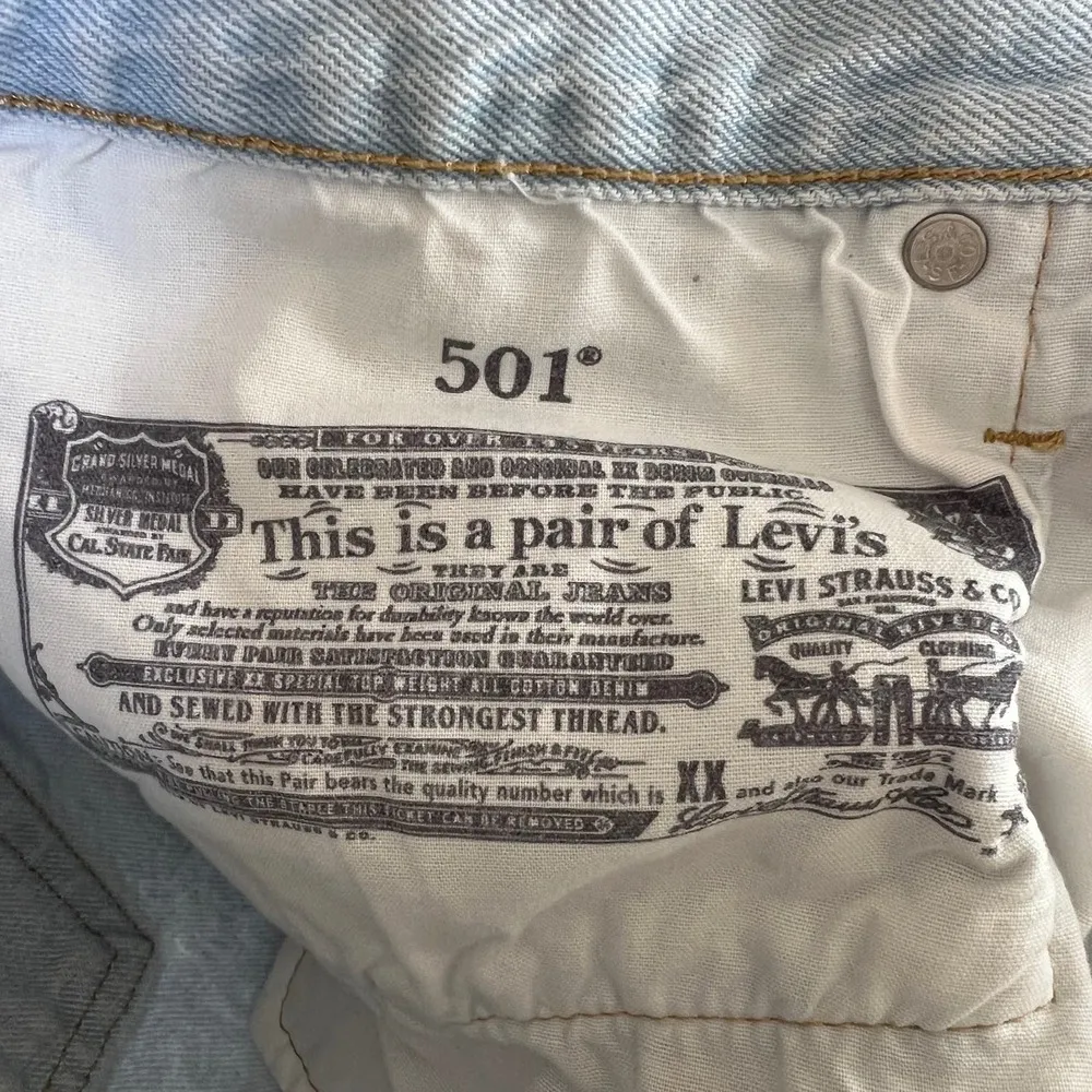 Levis Women's 501 Light Wash Denim Jean Shorts Size W30 - Image 7