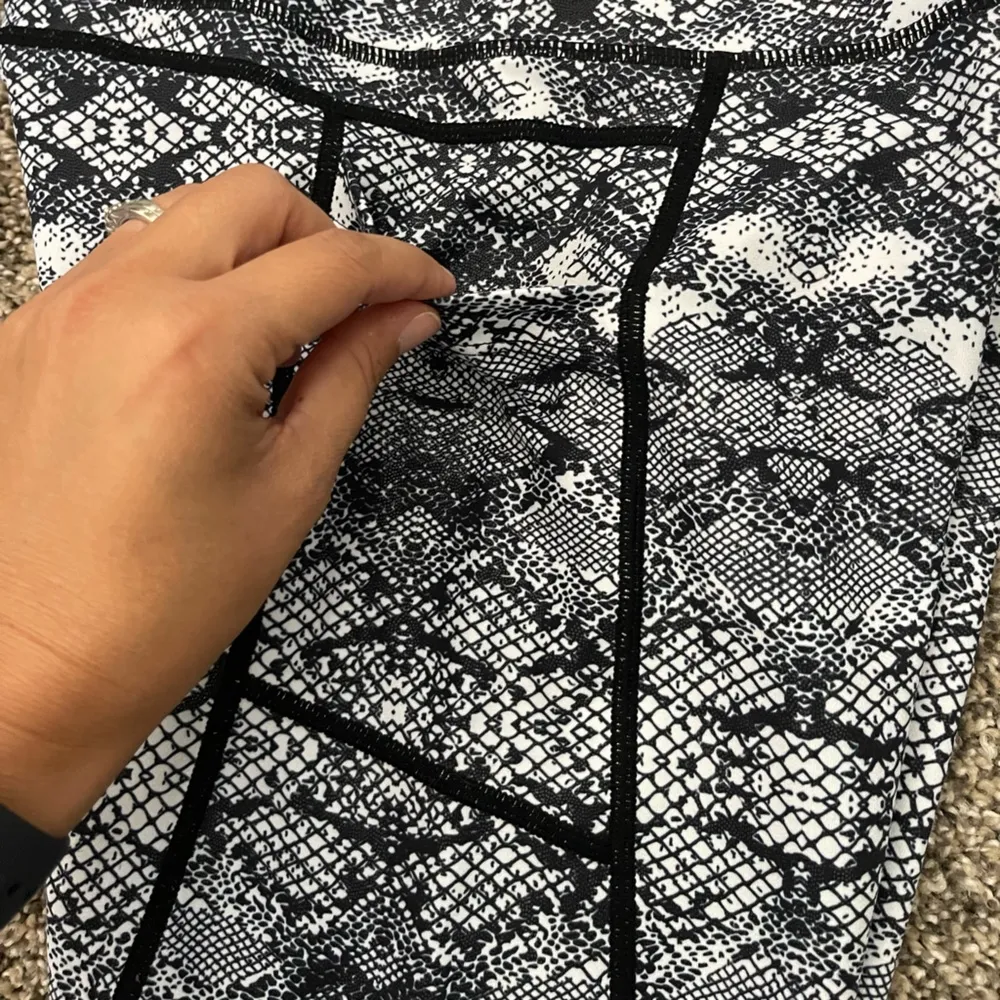 Women’s ZYIA Active Light n Tight Shiny Snakeskin Cropped Leggings Size 6-8 - Image 7