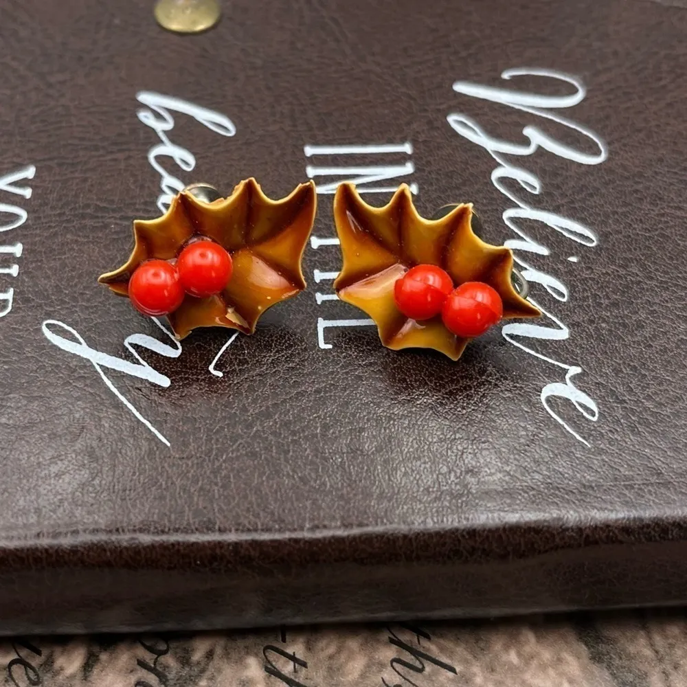 Vintage Holly Berry Earrings Screwback Retro Christmas Holiday Red Brown - Image 6