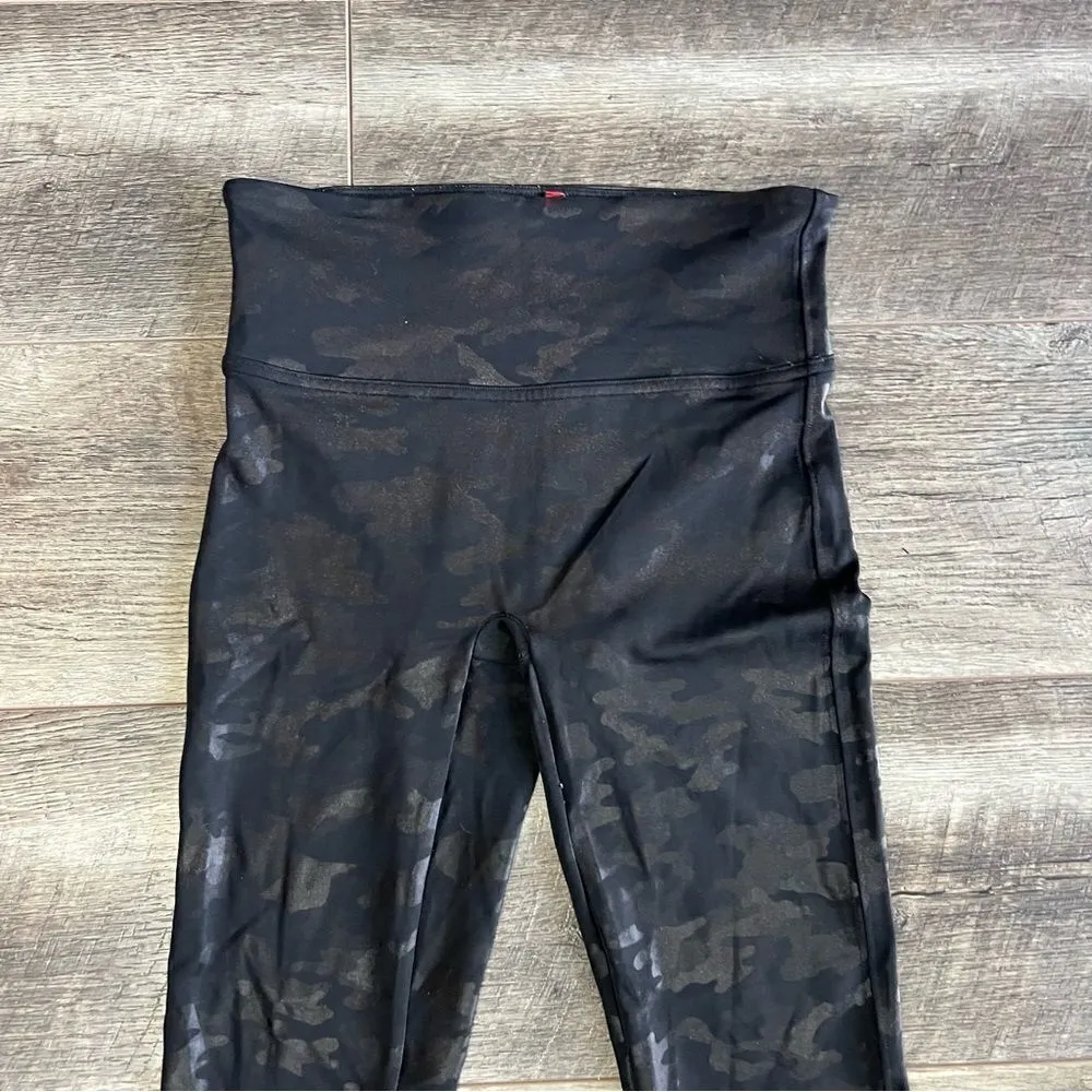 SPANX Faux Leather Shiny Camo Leggings Size Small Black Grey Shaping Pants - Image 8