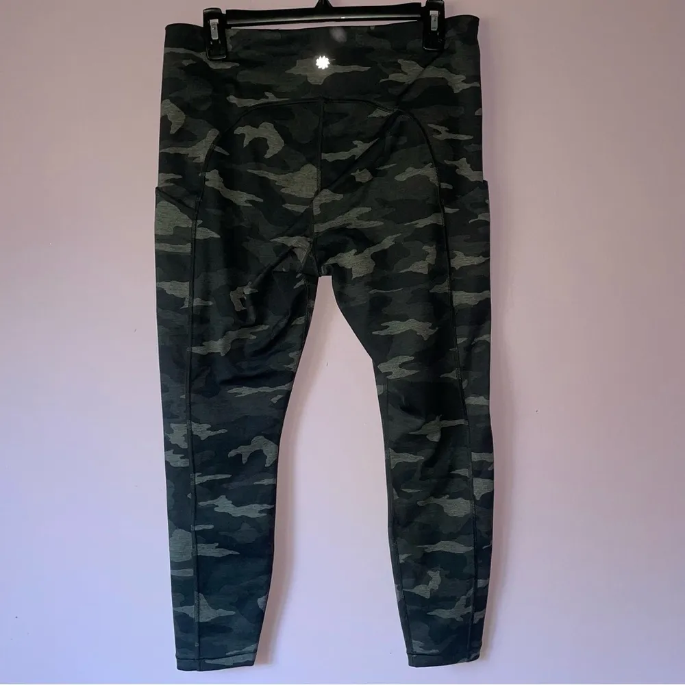 Athleta Size L Ultimate Stash Pocket Camo 7/8 Tight Gray Leggings - Image 4