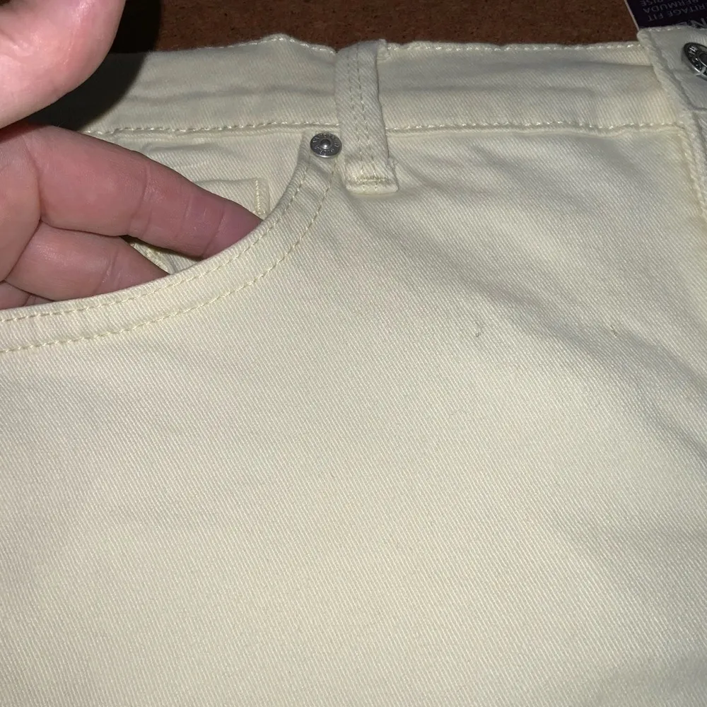 Gloria Vanderbilt Amanda Light Yellow Bermuda Shorts Size 6P NWT - Image 4