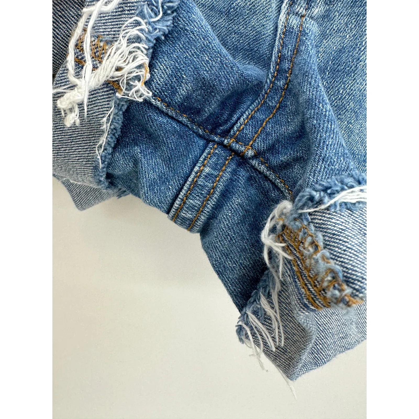 GAP‎ 3" Light Wash Blue Denim Rolled Cuff Cotton Blend Shorts Women's Size 28 - Image 3