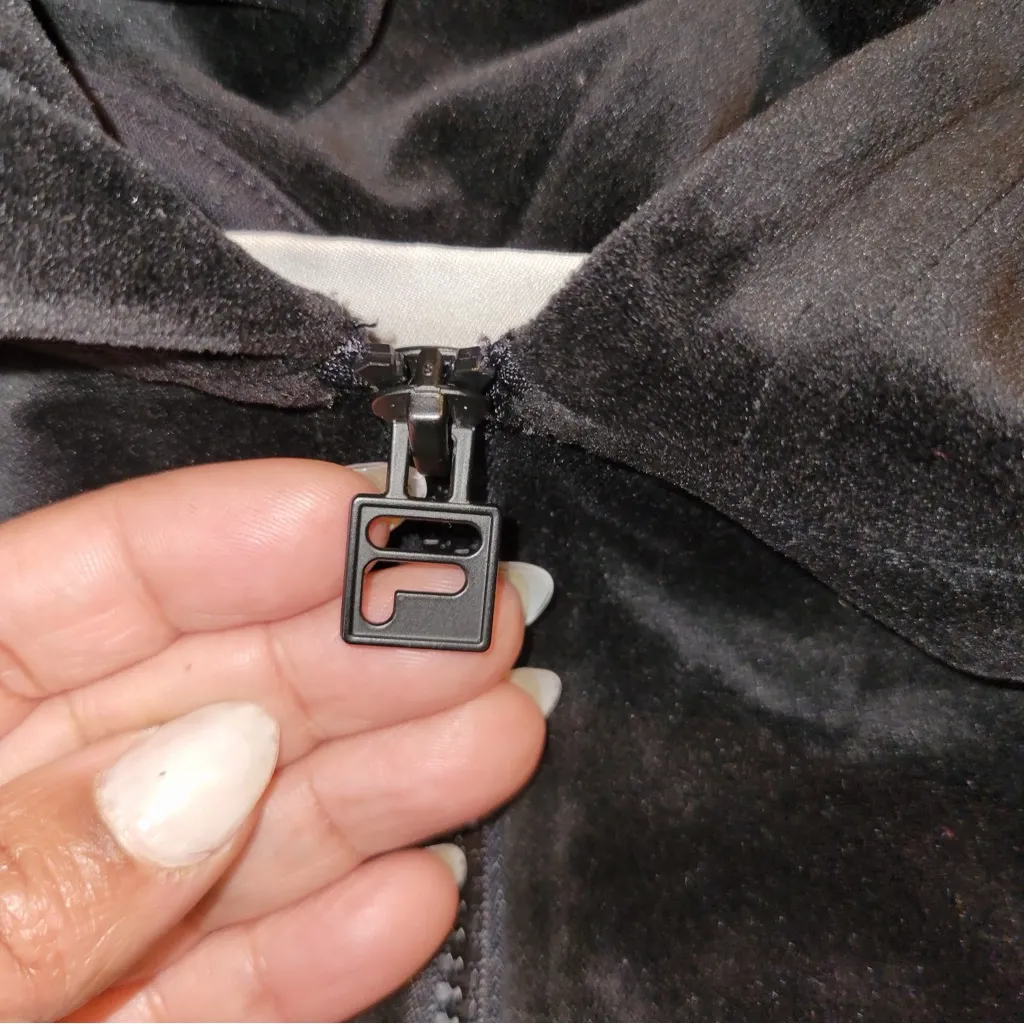 Fila Black velour Hoodie size M - Image 8