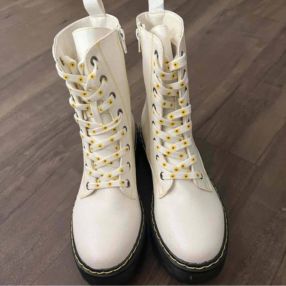 Brand New  Combat Boots Womens Size US 7.5 Yellow Sunflower Lace Up - Image 3