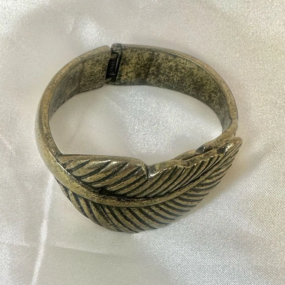 Brass tone leaf hinged bangle bracelet - Image 3