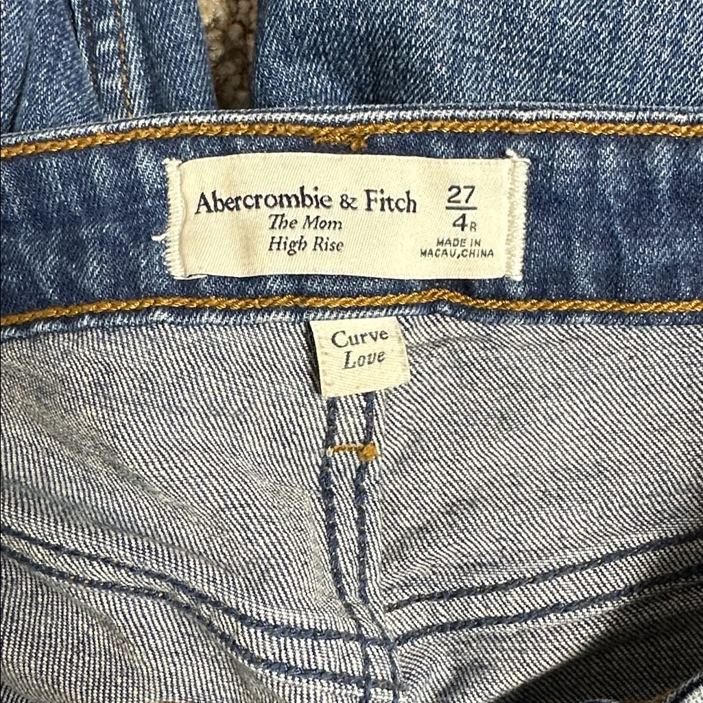 Abercrombie & Fitch The Mom High Rise Curve Love Jeans Button Fly - Image 4