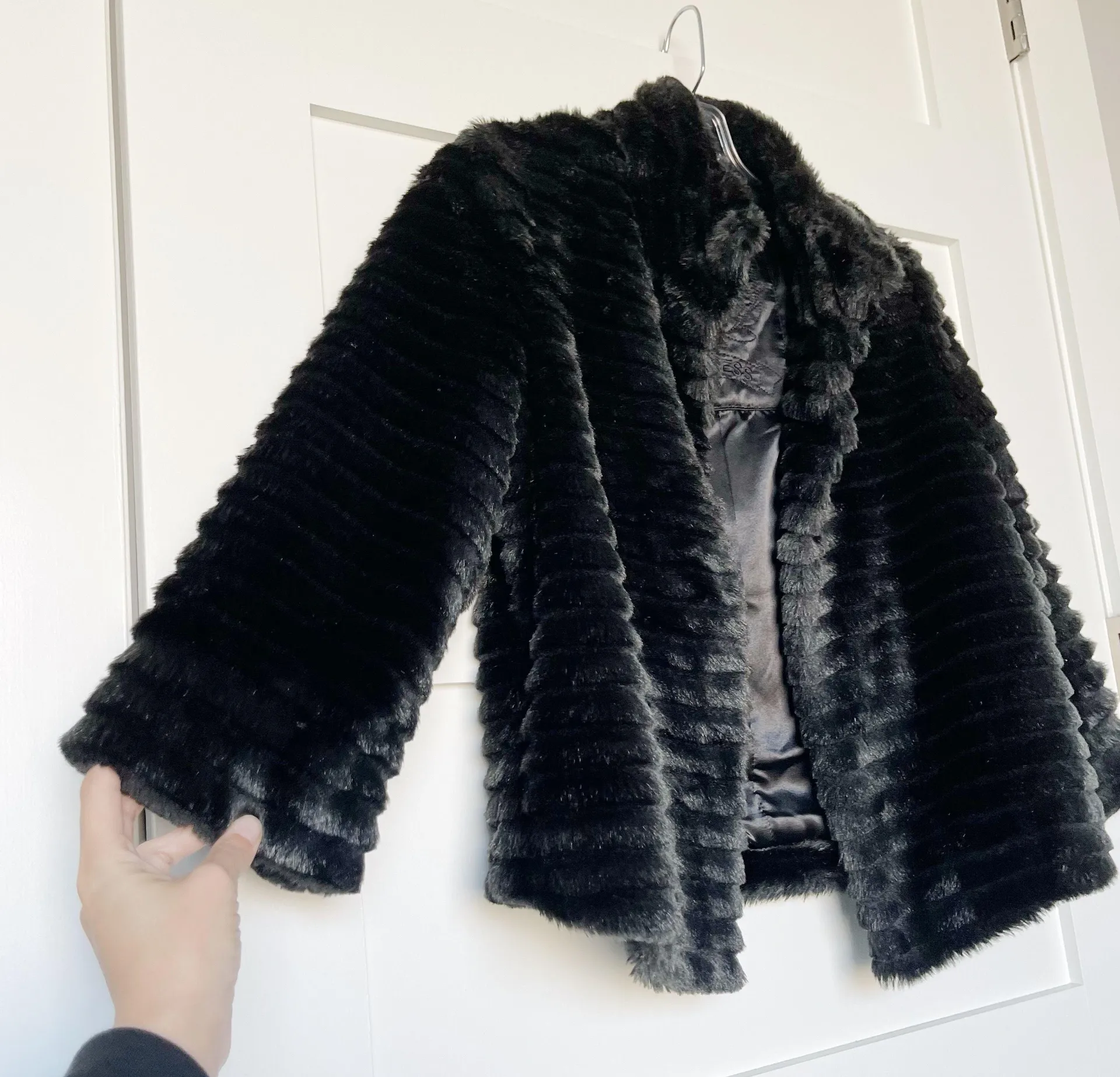 EXPRESS Black Faux Fur Cropped Jacket - Image 3