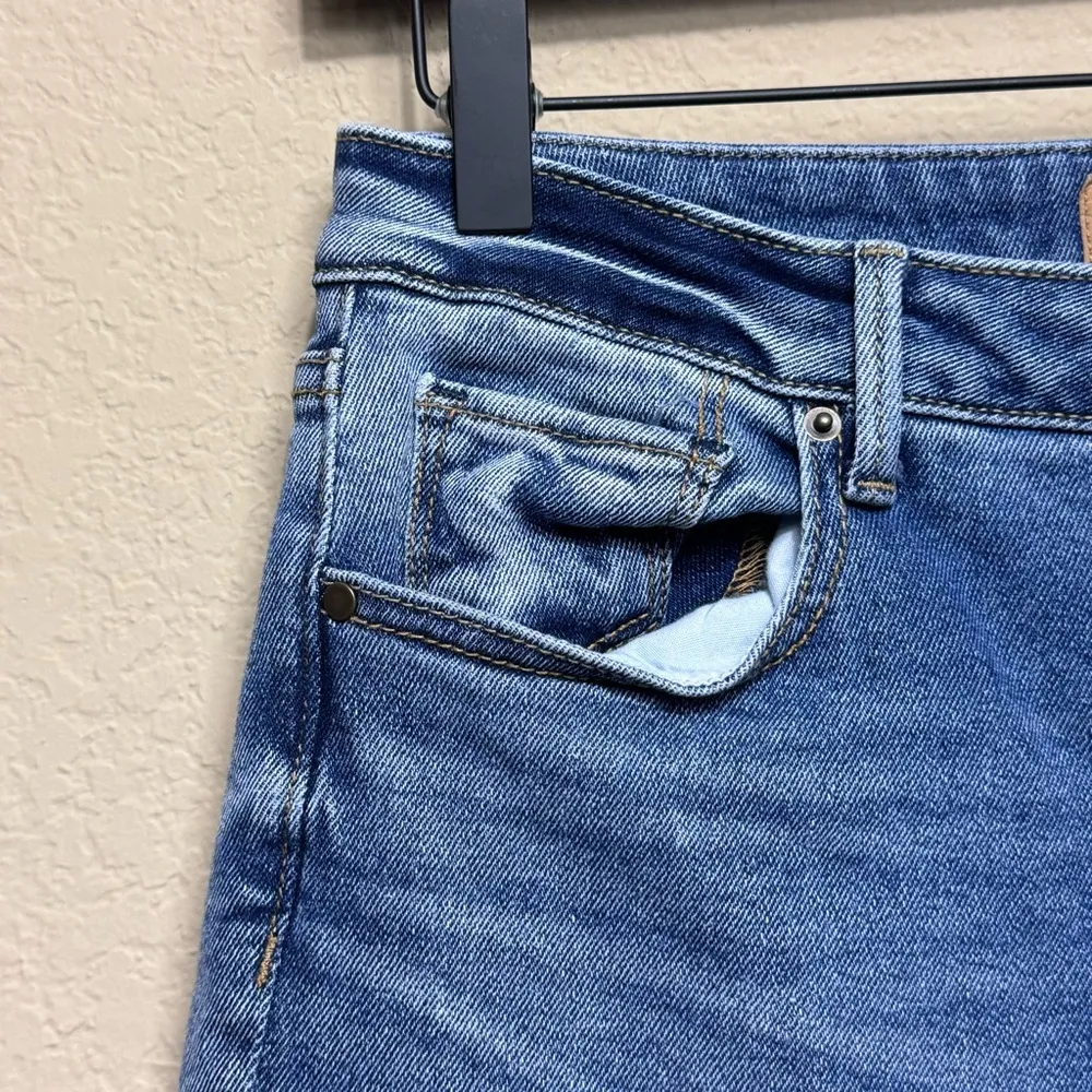 Women's Driftwood Light Wash Meg Classic Fit Raw Hem Cropped Jeans 26 Button Fly - Image 4