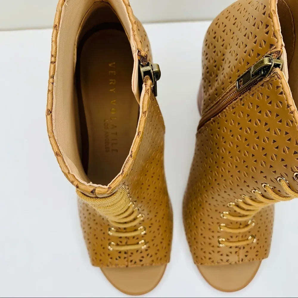 Very Volatile Beige High Heels Boots Size 6 - Image 8