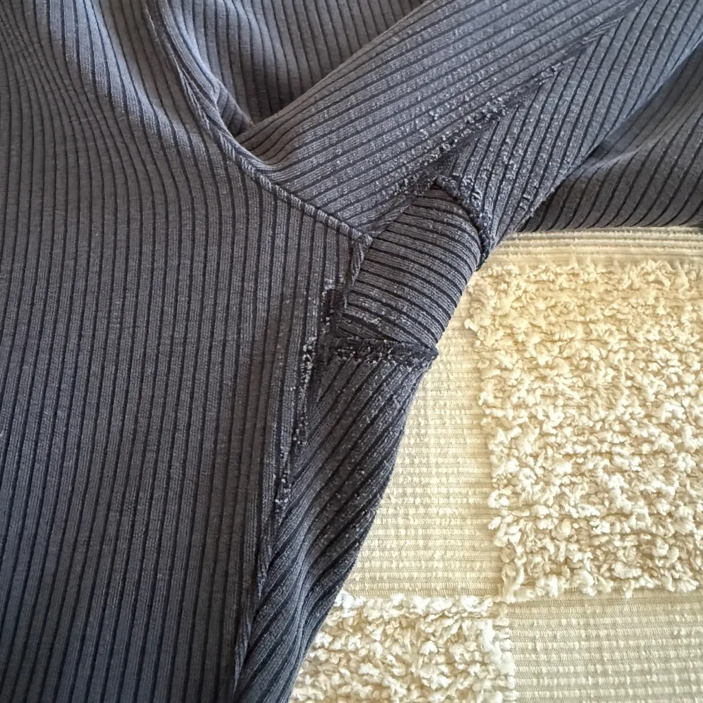 Lululemon Ribbed Softstreme Zip-Leg High-Rise Cropped Pants 25"
Black
Size 10 - Image 4