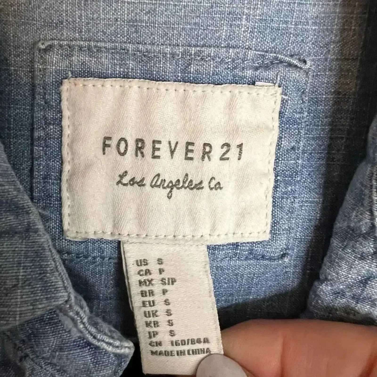 Forever 21 long sleeve denim button front shirt Size Small - Image 3