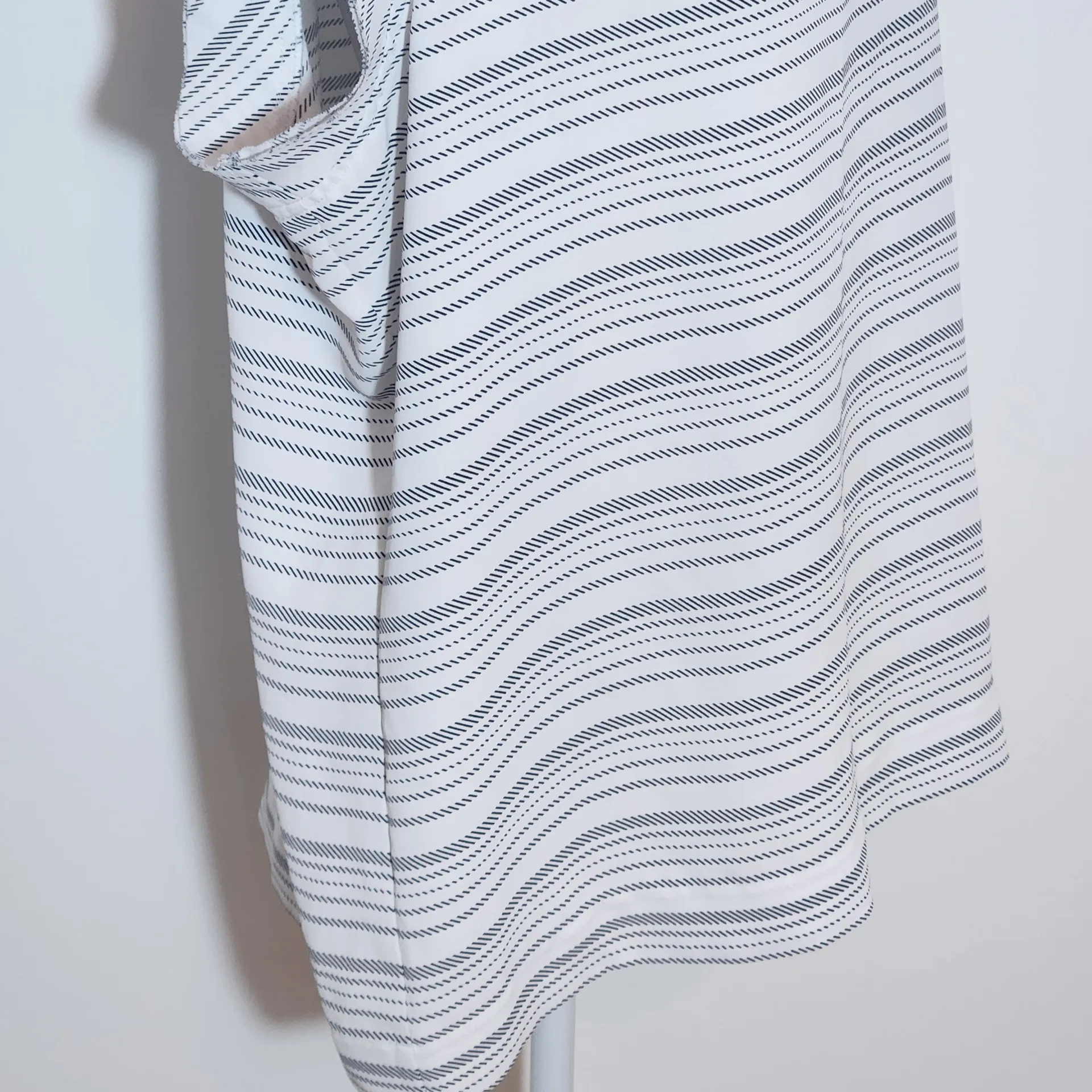 CABI White and Black Striped Cap Sleeve Blouse Size Large - Image 3