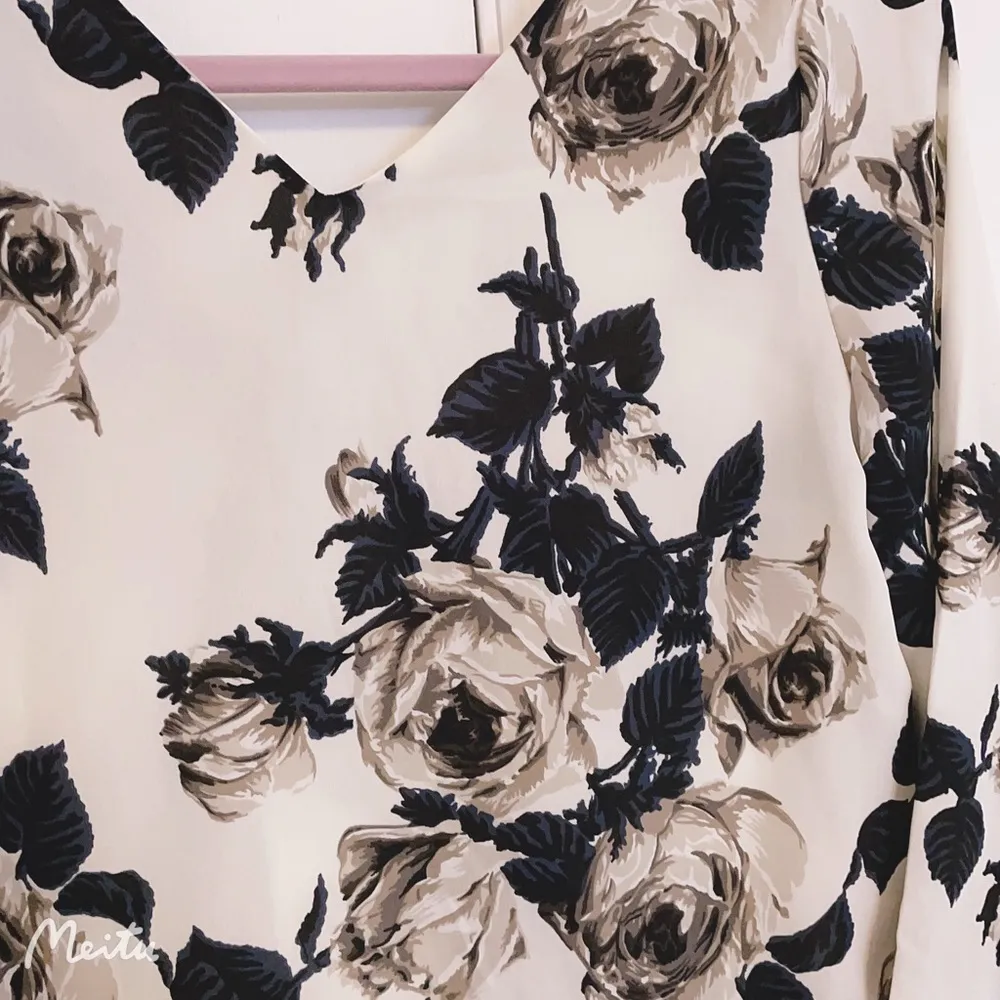 Black White Rose Ribbon V Neck Two - Image 11