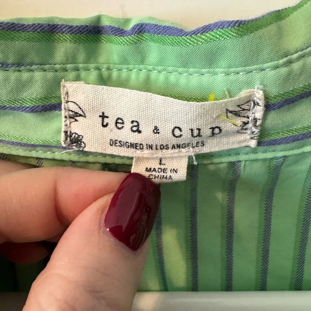 Tea and Cup Los Angeles Boxy Puff Sleeve Button Up Size Large - Image 3