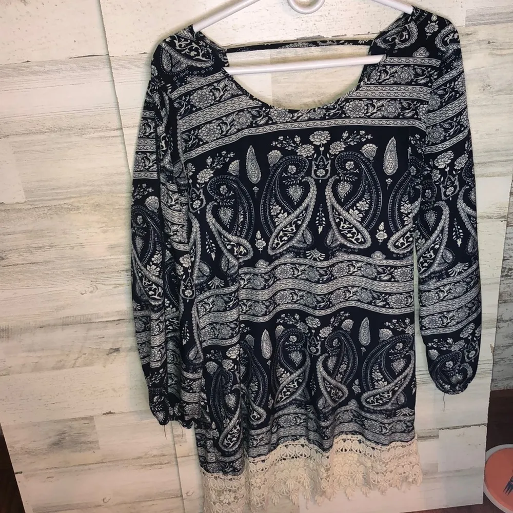 Rue21 blue and white lace graphic dress open sleeves knee length size large​​ - Image 4