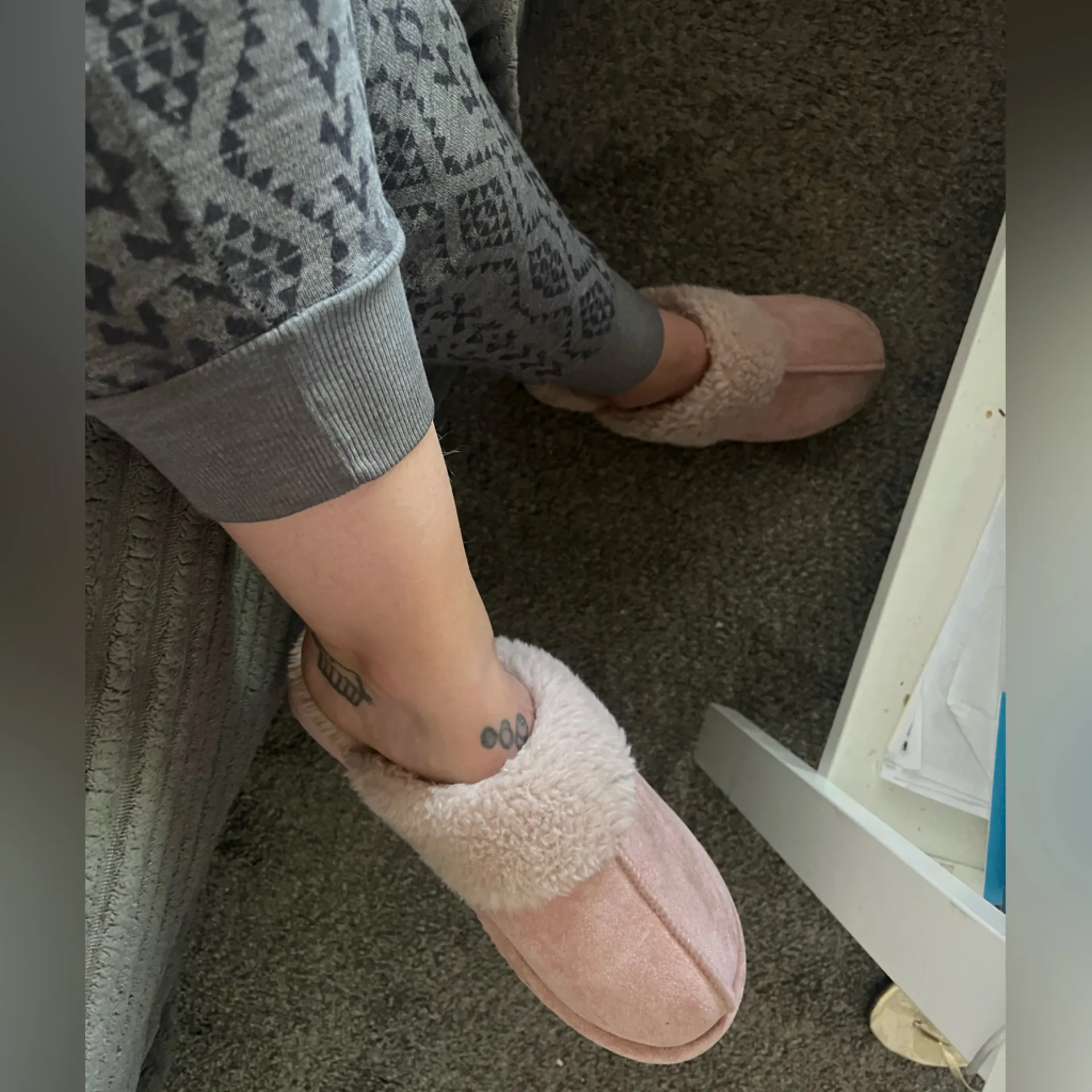 Cozy Pink Slippers with Faux Fur Lining Size 8 - Image 4