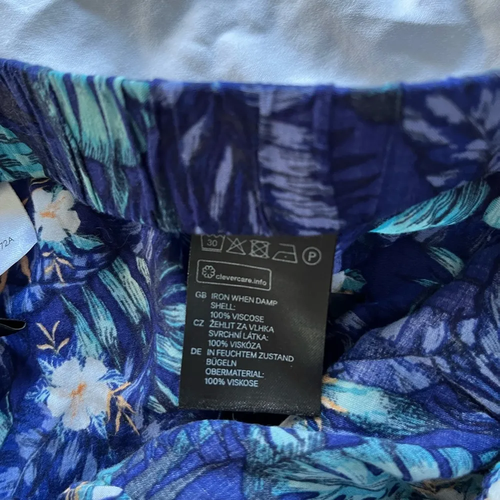 Divided Tropical short shorts - Image 4