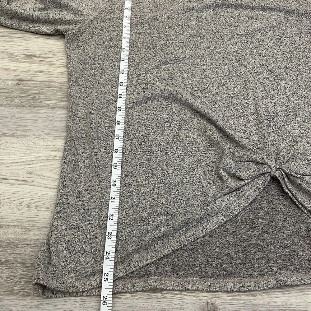 Green Envelope Heather Gray Long Sleeve Scoop Neck Shirt with Ruched Front Side Size M - Image 8