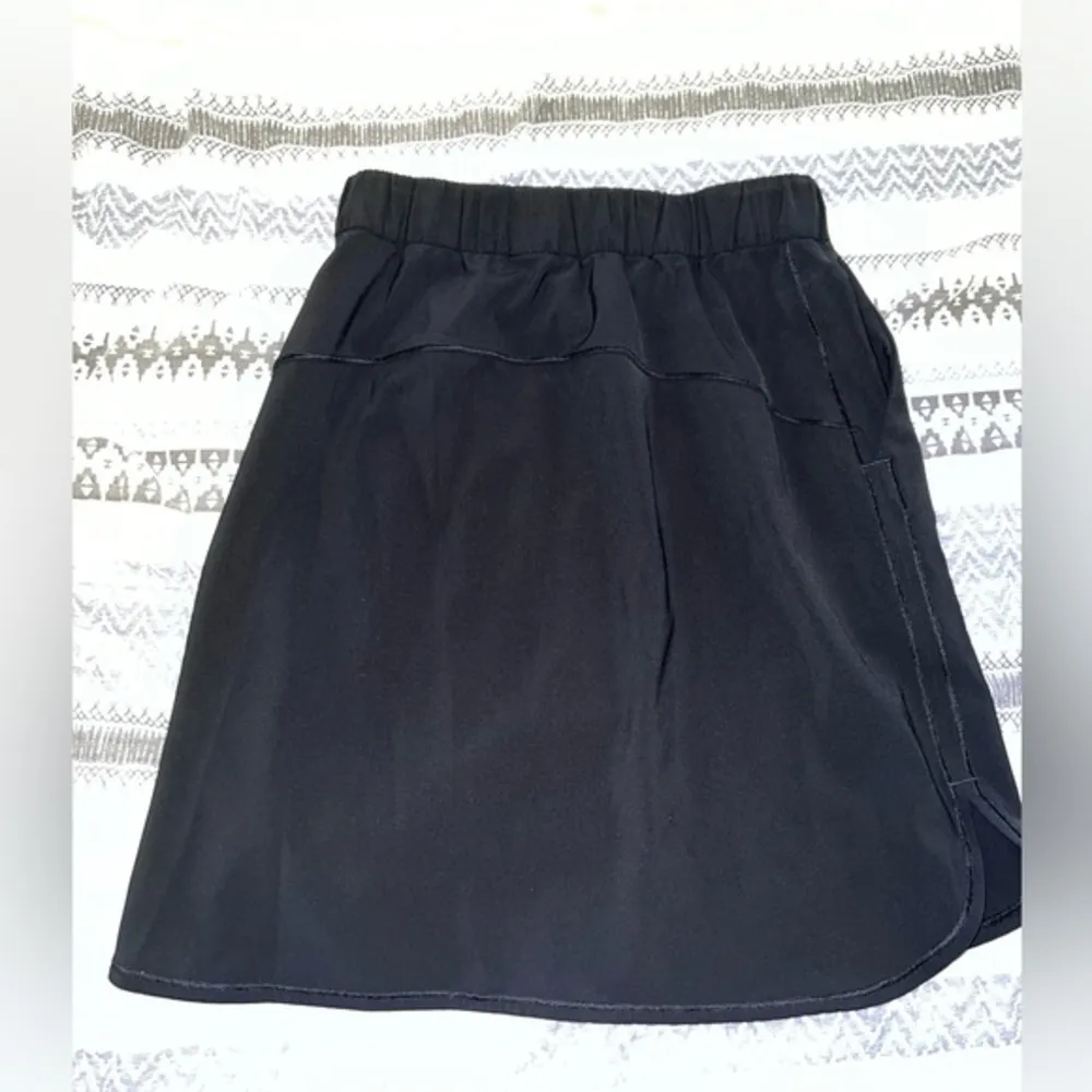 Lululemon on the‎ fly black skirt size 6 - Image 3