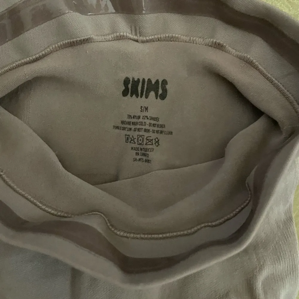 NWOT Skims Sculpting Shorts Size S Jasper Color - Image 4