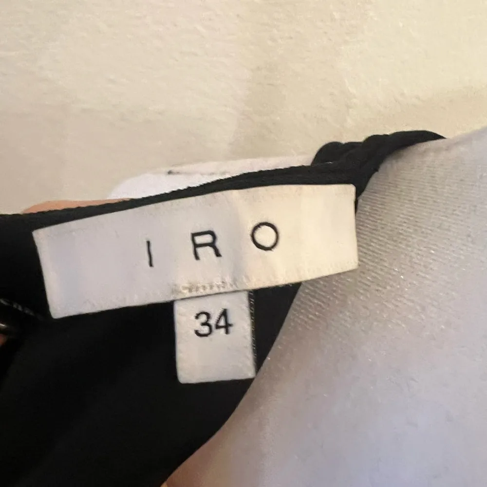 Chic Black One Shoulder Dress with Sleek Silhouette - Image 5