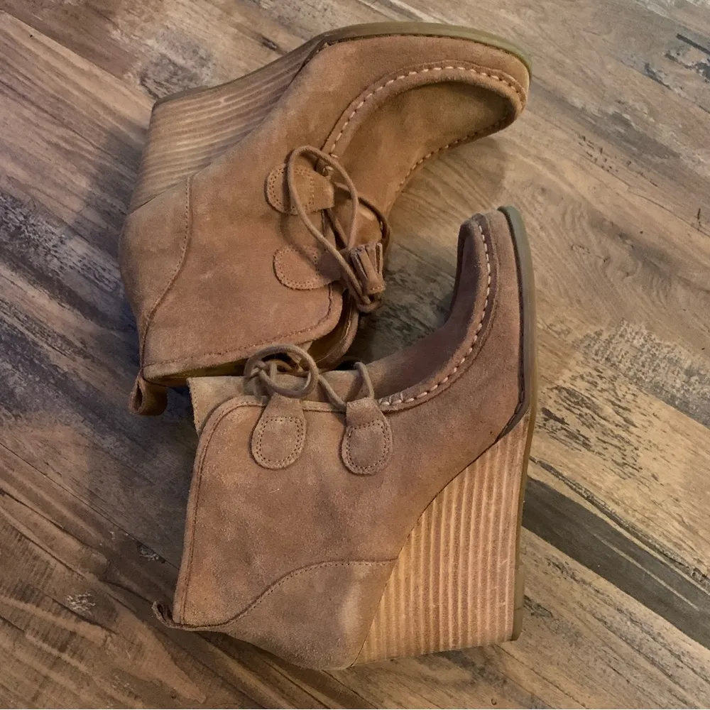 Lucky Brand Yaney Wedge Bootie Boot Beige 7 Suede Ankle Casual Trendy - Image 4