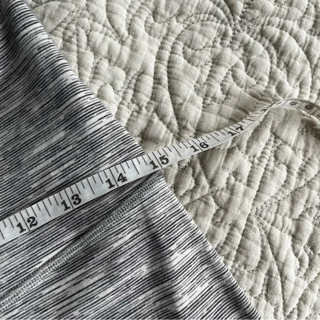 Lululemon wunder under scallop hem 23” leggings size 6 - Image 4