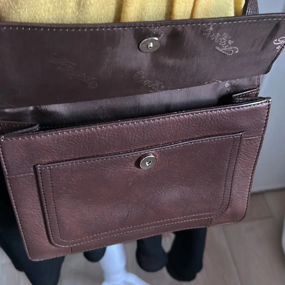 Fossil Vintage Brown Leather Minimalist Crossbody Bag Purse with Multi Pockets - Image 4