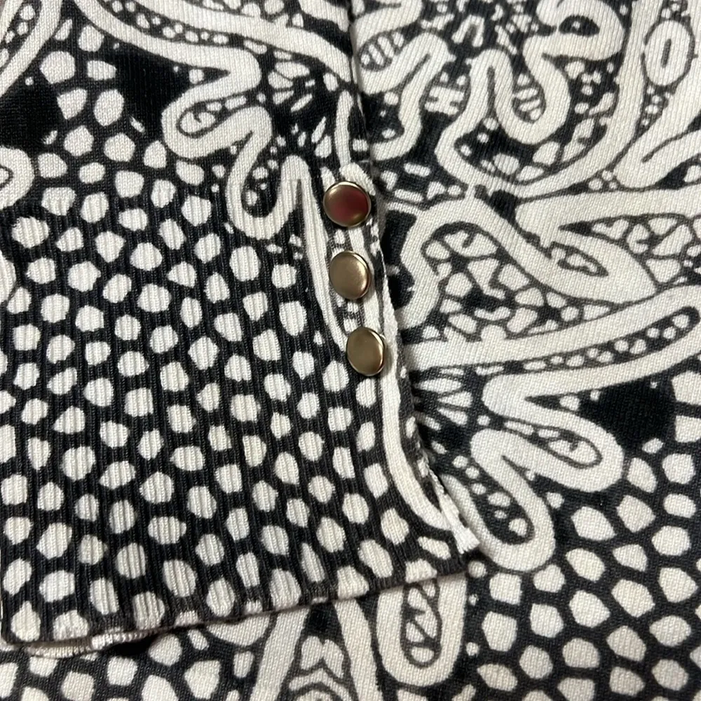 Cute women’s lightweight long sleeve sweater by Chicos - Image 2