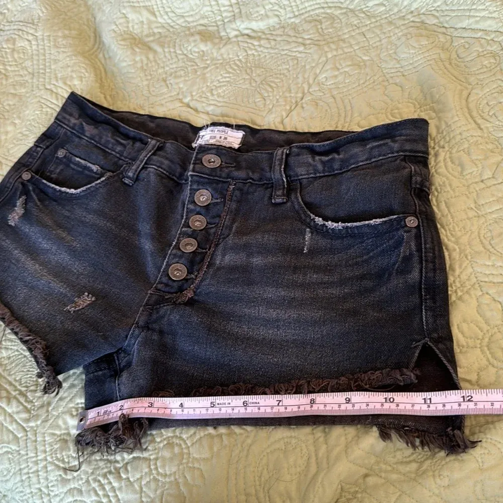 Free people shark bite denim slouchy cut off denim runaway shorts size 26 micro - Image 9