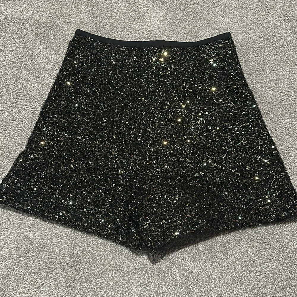 Zara black and rose gold sequin tweed blend dressy high waisted shorts small - Image 3