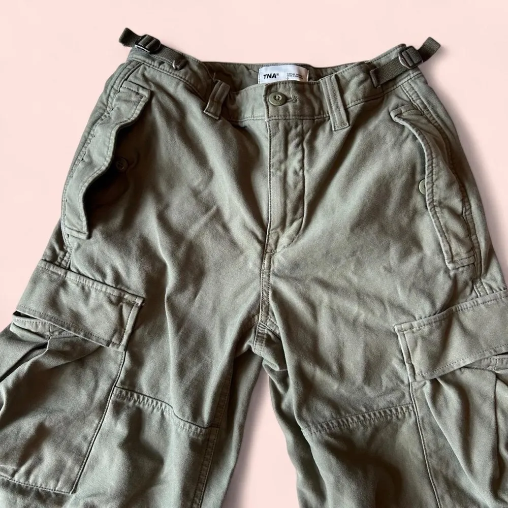 Aritzia TNA Supply Relaxed Cargo Pants in Utility Green - Image 8