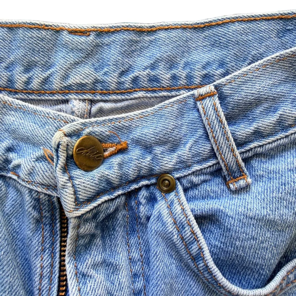 Vintage Chic High Waisted Denim Shorts Size 6 Made in USA 80s 90s Light Wash Blue - Image 3