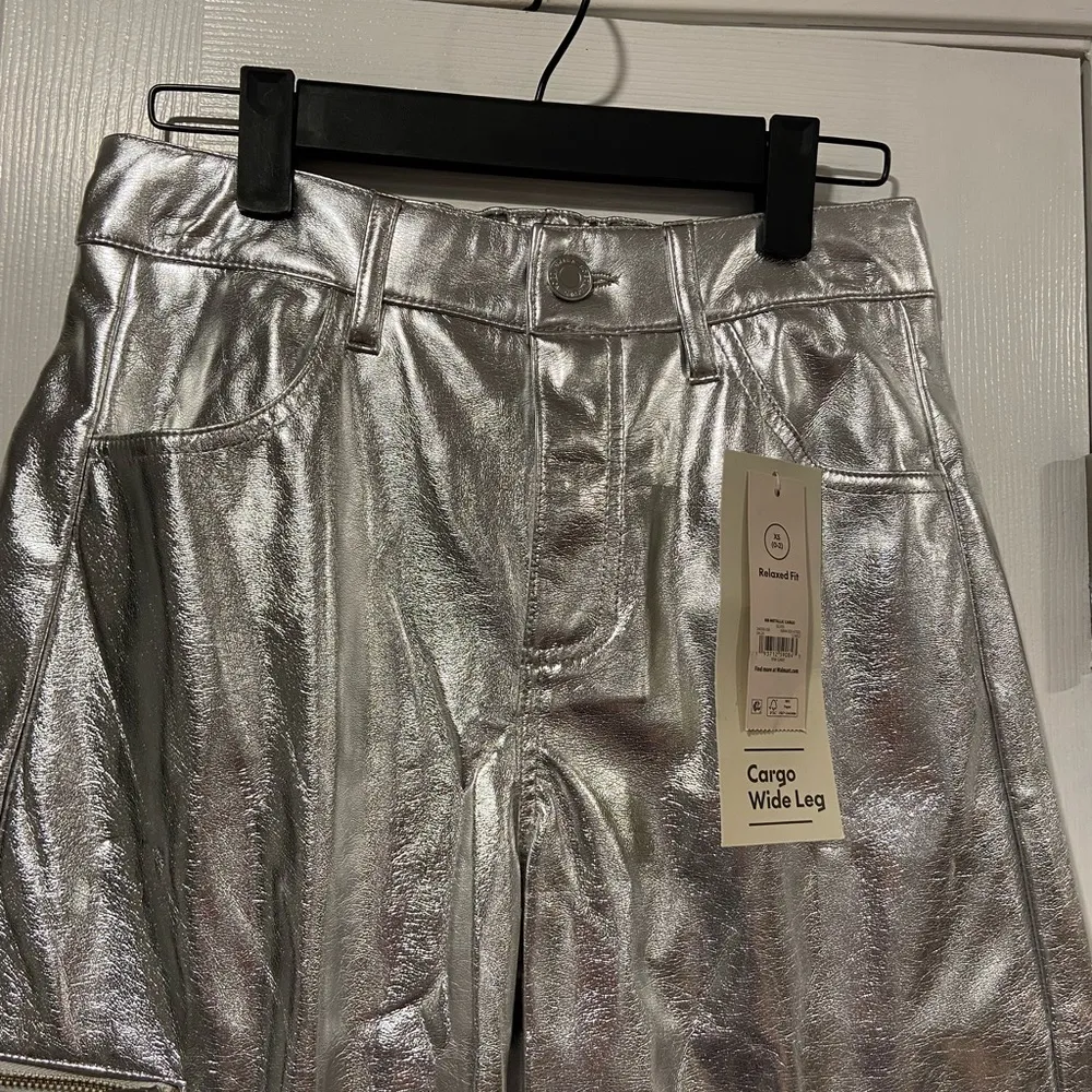 NWT No Boundaries Size XS Silver Metallic Relaxed Fit Wide Leg Cargo Pants - Image 2