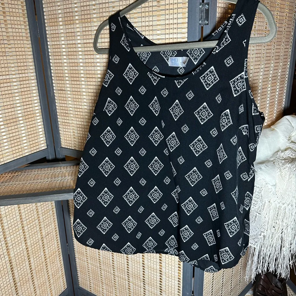 Time & Tru Med Black Sleeveless Blouse with White Tribal Print - Image 8