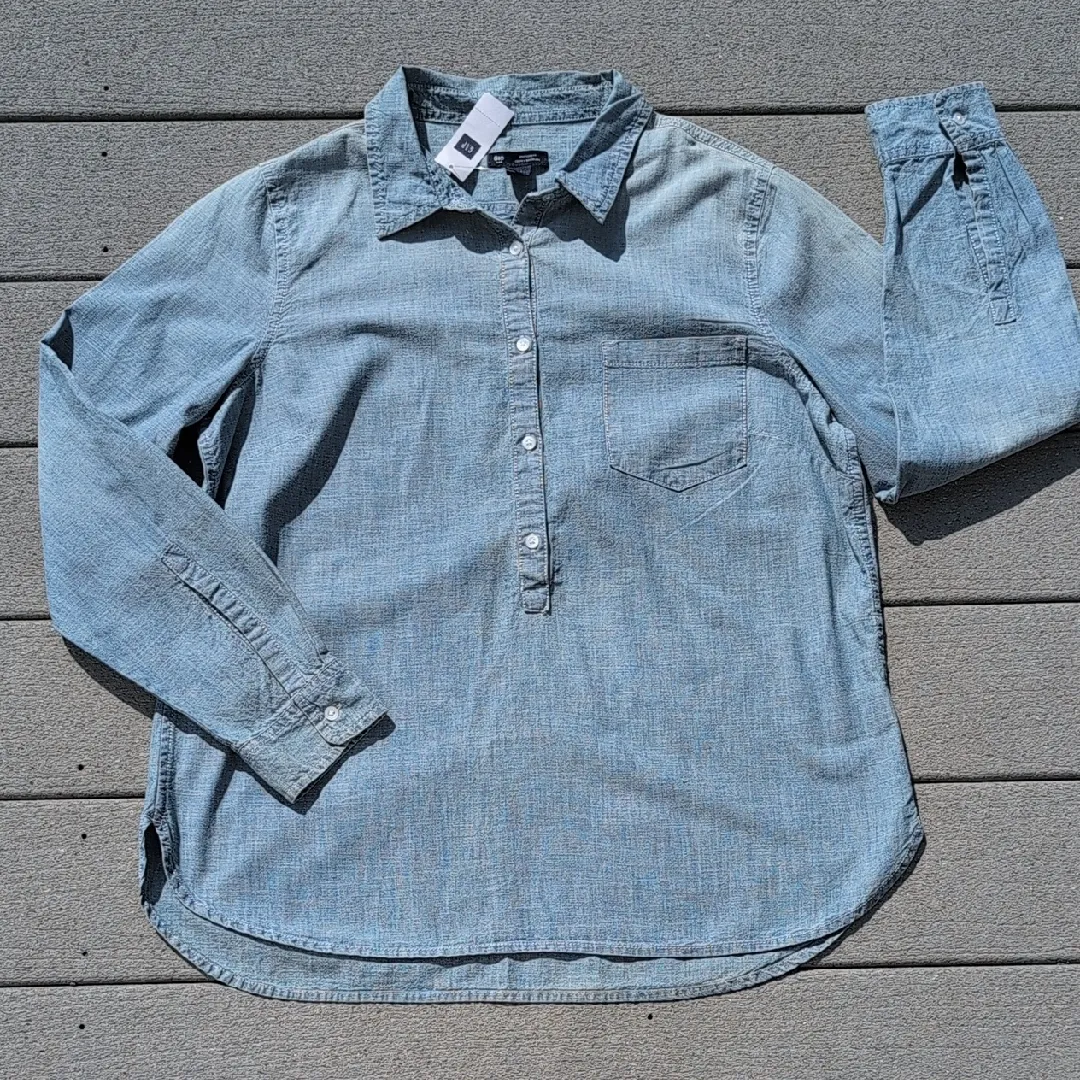 NWT GAP Boyfriend Fit Chambray 1/4 Button Shirt - Image 5