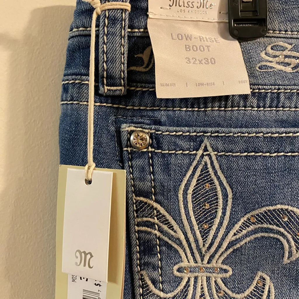 NWT Miss Me Low-Rise Boot Cut Jeans 32" Waist 30" Inseam Medium Wash Low Rise - Image 4