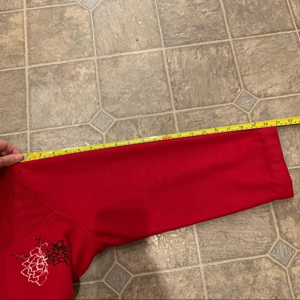 Tudor Court By Haband Embroidered Red Fleece Size M - Image 10