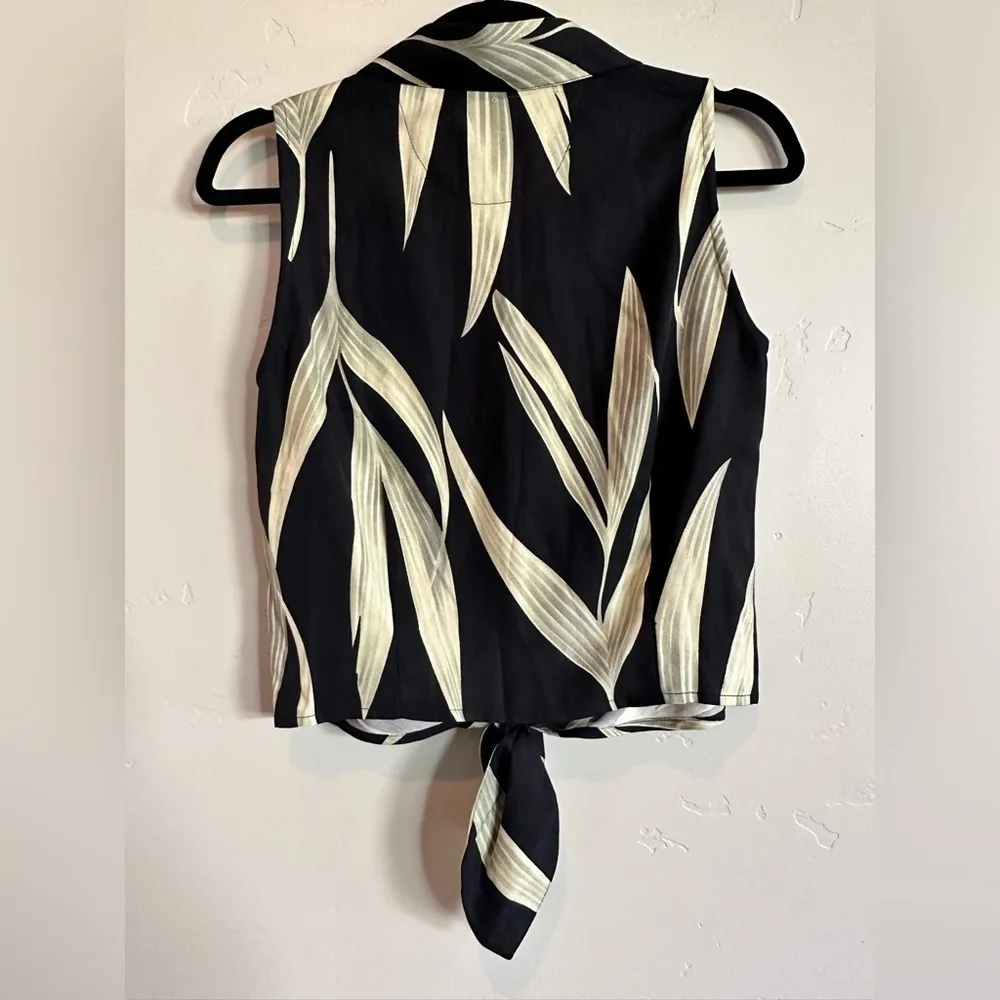 Tommy Bahamas 100% silk sleeveless blouse size M - Image 2