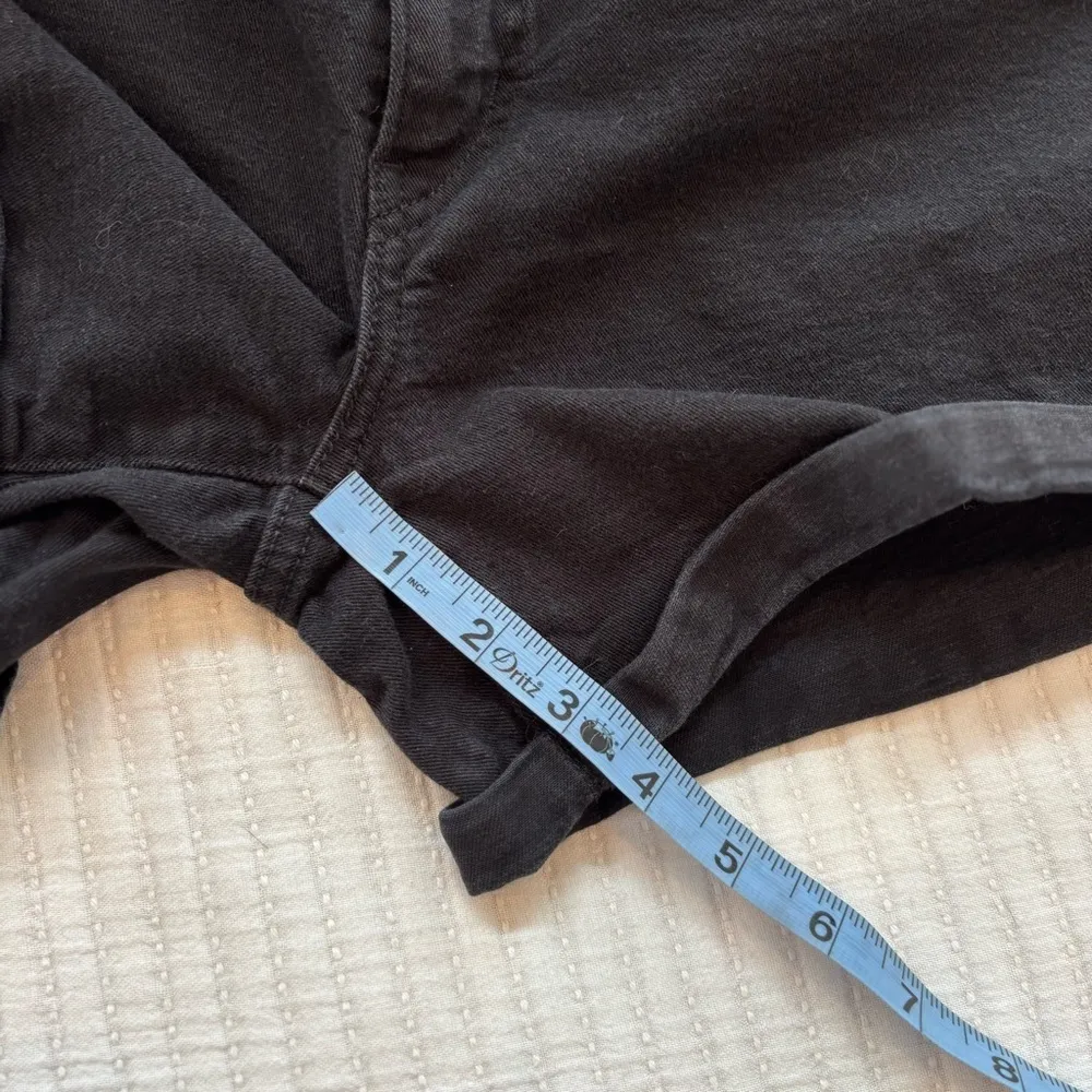 Levi's Mid Length Shorts Women's Black Denim Cuffed Hem Size 30 4" inseam - Image 10