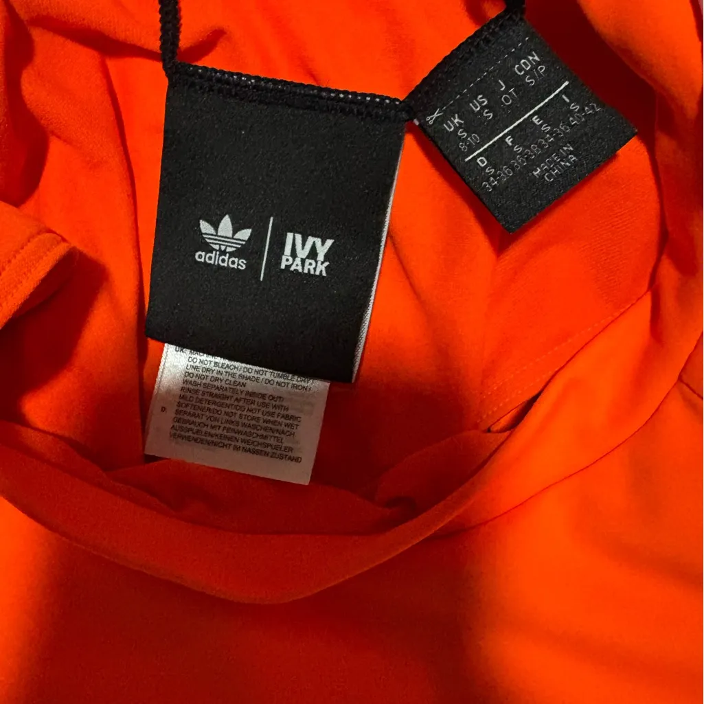 Adidas IVY PARK neon orange cropped rash guard top. - Image 4