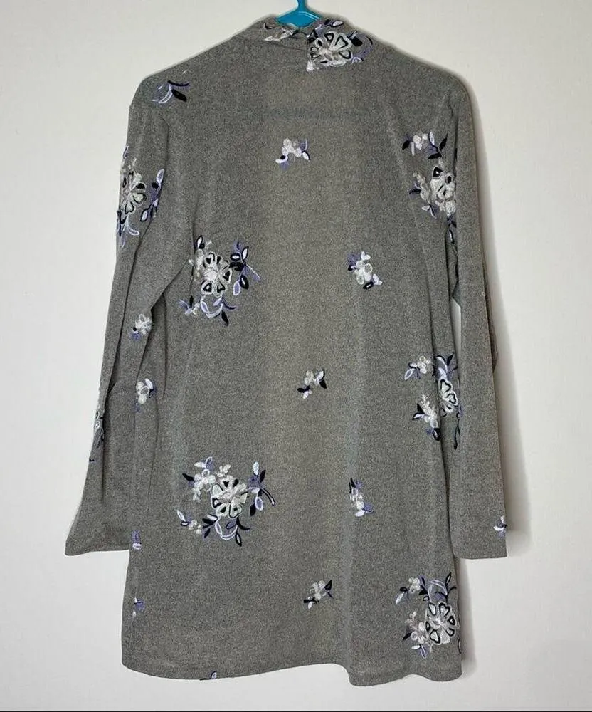 Fig & Flower Wrap Cardigan Sweater Gray Long Sleeve Floral Size Small NWT - Image 2