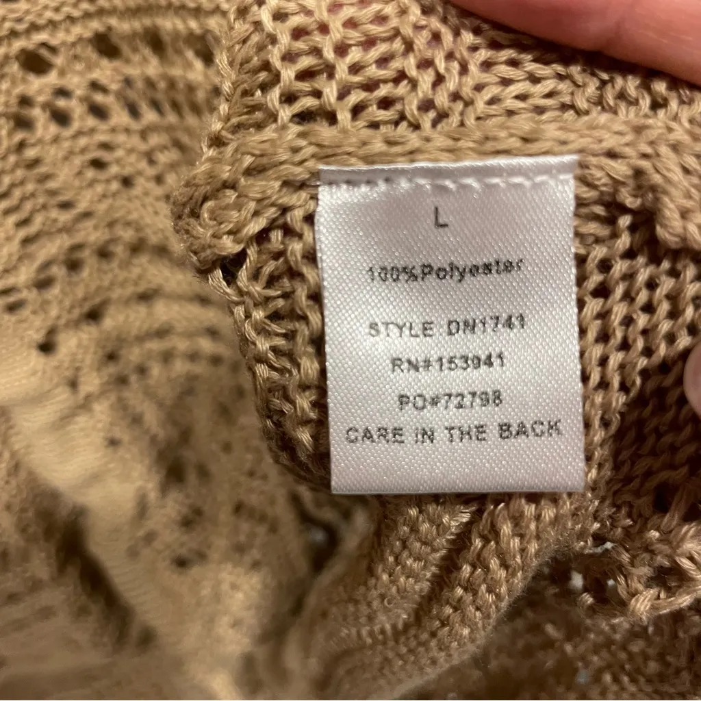 Cute tan crochet boho gathered adjustable tie front v-neck lightweight sweater - Image 10